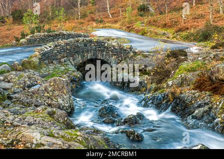 Ponte Ashness lungo la stretta corsia in salita a Watendlath borgo nel Nord Ovest Parco Nazionale del Distretto dei Laghi Foto Stock