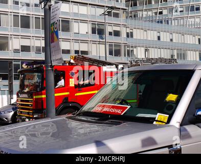 Vigili del fuoco in uno sguardo passante fuoco motore, come un veicolo appartenente a un Fire Marshall ha ricevuto due biglietti di parcheggio. Liverpool, Regno Unito Foto Stock