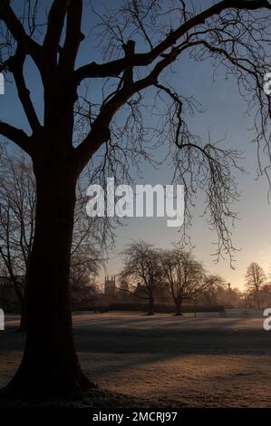 Bourne, Lincolnshire, 22nd Jan 2023. Tempo nel Regno Unito: Il sole sorge nei Memorial Gardens in una gelida mattinata d'inverno nella città di Bourne, nel Lincolnshire, nel Regno Unito. 22nd Jan, 2023. Regno Unito. Credit: Jonathan Clarke/Alamy Live News Foto Stock