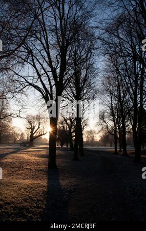 Bourne, Lincolnshire, 22nd Jan 2023. Tempo nel Regno Unito: Il sole sorge nei Memorial Gardens in una gelida mattinata d'inverno nella città di Bourne, nel Lincolnshire, nel Regno Unito. 22nd Jan, 2023. Regno Unito. Credit: Jonathan Clarke/Alamy Live News Foto Stock