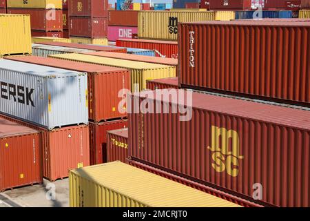 Haifa, Israele - 25 maggio 2022: Cantiere container industriale per il business Logistic Import Export. Foto Stock