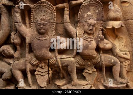 Scultura di ballerini, Terrazza del Re Luper, complesso di Angkor, Siem Riep, Cambogia Foto Stock