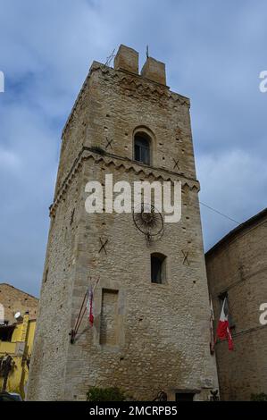 Torre San Giovanni o della Candelora si trova nel quartiere Lanciano Vecchia, il più antico di Lanciano, in Via dei Frentani Foto Stock