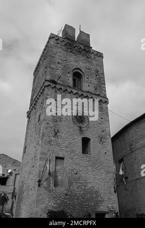 Torre San Giovanni o della Candelora si trova nel quartiere Lanciano Vecchia, il più antico di Lanciano, in Via dei Frentani Foto Stock