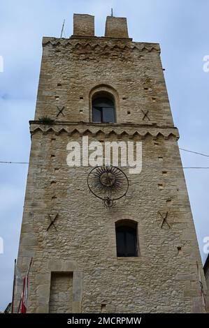 Torre San Giovanni o della Candelora si trova nel quartiere Lanciano Vecchia, il più antico di Lanciano, in Via dei Frentani Foto Stock