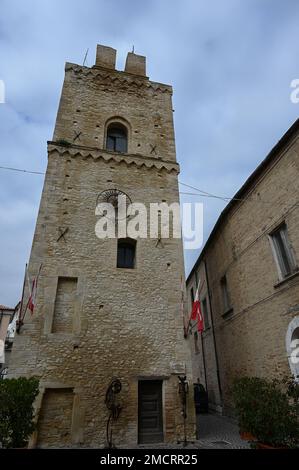 Torre San Giovanni o della Candelora si trova nel quartiere Lanciano Vecchia, il più antico di Lanciano, in Via dei Frentani Foto Stock