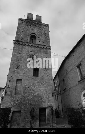 Torre San Giovanni o della Candelora si trova nel quartiere Lanciano Vecchia, il più antico di Lanciano, in Via dei Frentani Foto Stock