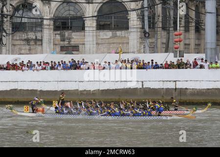 Manila, Filippine. 22nd Jan, 2023. Le squadre di canottaggio partecipano a una gara di drago in barca lungo il fiume Pasig per celebrare il Capodanno cinese a Manila, nelle Filippine, 22 gennaio 2023. Credit: Rouelle Umali/Xinhua/Alamy Live News Foto Stock