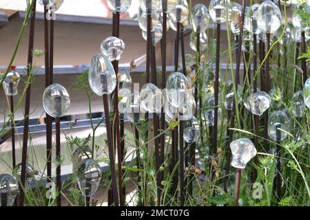 Le lampadine a LED all'interno del prato di fiori selvatici come parte del concetto di schema di illuminazione che rivela la magia notturna del padiglione britannico all'Expo Milano 2015. Foto Stock