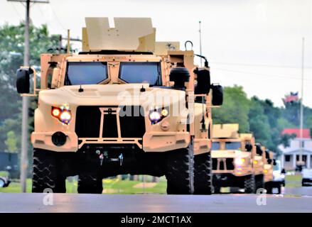 I membri del servizio guidano veicoli tattici Joint-Light nell'area cantonment il 8 luglio 2022, durante le operazioni di addestramento a Fort McCoy, Wisconsin. Durante il luglio 2022, come altri mesi dell'anno, migliaia di truppe hanno tenuto addestramento a Fort McCoy in una varietà di tipi di operazioni di addestramento per le forze attive- e di riserva-componente. Il motto di Fort McCoy è il "Total Force Training Center". Foto Stock