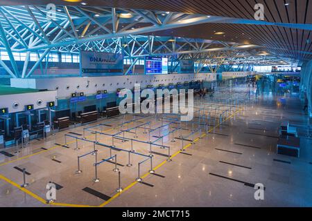 DA NANG, VIETNAM - 11 GENNAIO 2023 - banchi di check in vuoti all'Aeroporto Internazionale di da Nang, da Nang, Vietnam. Il viaggio non è di ritorno alla prepandemia Foto Stock