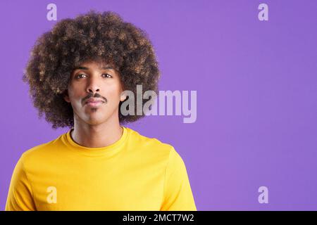 Uomo africano che guarda la fotocamera con un look serio Foto Stock