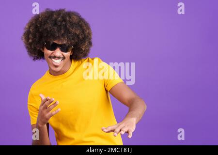 Uomo africano con capelli ricci che si rapiscono in occhiali da sole Foto Stock