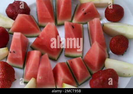 una platte piena di frutti diversi Foto Stock