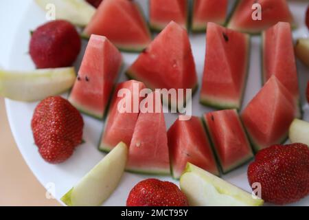 una platte piena di frutti diversi Foto Stock