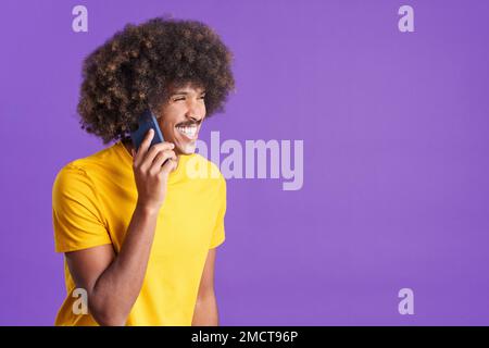 Un uomo africano sorridente che parla con il cellulare Foto Stock