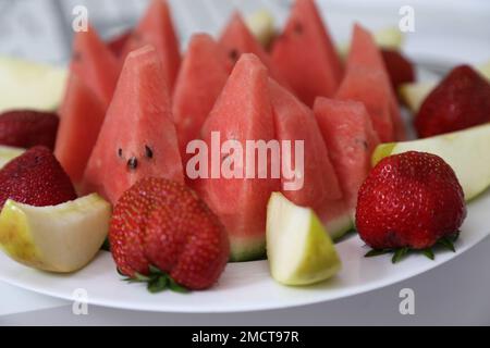 una platte piena di frutti diversi Foto Stock