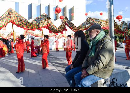 Madrid, Spagna. 20th Jan, 2023. La gente guarda uno spettacolo di danza drago durante un evento per celebrare il Capodanno cinese a Madrid, Spagna, 20 gennaio 2023. Una varietà di attività si sono svolte in città spagnole per celebrare il Capodanno cinese. Credit: Gustavo Valiente/Xinhua/Alamy Live News Foto Stock
