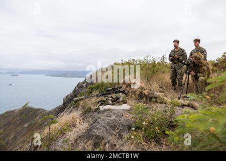 MARINE CORPS BASE HAWAII (9 luglio 2022) cecchino dell'esercito australiano da 2nd battaglione, il reggimento australiano reale punta ad un bersaglio di maratona durante un'esercitazione dal vivo del fuoco del cecchino sul bordo del Pacifico (RIMPAC) 2022. L'attività di addestramento è stata condotta da cecchini dell'esercito australiano del 2nd Battaglione, il reggimento reale australiano su una gamma alla base del corpo dei Marine Hawaii. Ventisei nazioni, 38 navi, quattro sottomarini, più di 170 aerei e 25.000 personale partecipano al RIMPAC dal giugno 29 al 4 agosto nelle isole hawaiane e nella California meridionale. Il mar internazionale più grande del mondo Foto Stock