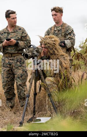 MARINE CORPS BASE HAWAII (9 luglio 2022) Un US Navy Sailor and Marine osservare un cecchino dell'esercito australiano da 2nd battaglione, il reggimento reale australiano durante un esercizio di fuoco dal vivo cecchino durante Rim of the Pacific (RIMPAC) 2022. L'attività di addestramento è stata condotta da cecchini dell'esercito australiano del 2nd Battaglione, il reggimento reale australiano su una gamma alla base del corpo dei Marine Hawaii. Ventisei nazioni, 38 navi, quattro sottomarini, più di 170 aerei e 25.000 personale partecipano al RIMPAC dal giugno 29 al 4 agosto nelle isole hawaiane e nella California meridionale. Il più grande int. Del mondo Foto Stock