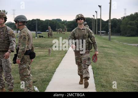 NEGLI STATI UNITI Il Soldato della Riserva militare assegnato alla Brigata militare 336th tiene d'occhio la sicurezza durante un evento di qualificazione delle armi presso il Centro di addestramento di Marsiglia, Illinois, luglio 9. STATI UNITI I soldati della riserva dell'esercito sono tenuti a qualificarsi sulle loro armi assegnate ogni anno per mantenere la competenza e la preparazione individuale. (Ufficiale degli Stati Uniti Foto della riserva militare di PFC. Noah Carlsson) Foto Stock