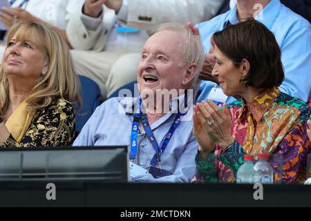 Melbourne, Australia. 22nd Jan, 2023. Rod Laver partecipa al round 4 tra Stefanos Tsitsipas di Grecia e Jannick Sinner d'Italia, Day 6 all'Australian Open Tennis 2023 alla Rod Laver Arena di Melbourne, Australia, il 22 gennaio 2023. Foto di Peter Dovgan. Solo per uso editoriale, licenza richiesta per uso commerciale. Non è utilizzabile nelle scommesse, nei giochi o nelle pubblicazioni di un singolo club/campionato/giocatore. Credit: UK Sports Pics Ltd/Alamy Live News Foto Stock