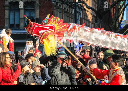 Londra, Regno Unito. 22nd Jan, 2023. Gli artisti partecipano alla sfilata di Capodanno cinese in costumi colorati mentre la gente guarda. La vivace parata, che presenta tradizionali danze di leoni e draghi artigianali, ritorna nelle strade di Soho e Chinatown per le celebrazioni del Festival di Primavera. 2023 è l'anno del coniglio. Credit: Imageplotter/Alamy Live News Foto Stock