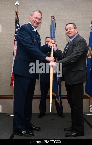 Terry McClain, comandante di 433rd Airlift Wing, consegna la 433rd AW guidon a Lee Randolph, managing partner di UBuildIt-Schertz, Texas, durante la cerimonia di Induction dei Comanders Onorari a San Antonio, 9 luglio 2022. I comandanti onorari hanno l'opportunità di conoscere le loro unità e comandanti attraverso i tour, le dimostrazioni, gli eventi e i voli Super Galaxy C-5M. Foto Stock