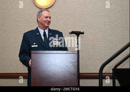 Terry McClain, 433rd° comandante dell'Ala Airlift, presiede la cerimonia di Induction dei Comandanti Onorari a San Antonio, 9 luglio 2022. Questa è stata la seconda cerimonia di Induction dei Comandanti Onorari di quest’anno. Foto Stock