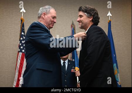 Terry McClain, 433rd Airlift Wing Commander, insignita di un'insegna del comandante dell'aeronautica su Brad Tobler, Wish for Our Heroes Chapter Director e co-proprietario di Federal Employee Benefits, durante la cerimonia di Induction dei Comanders Onorari AW del 433rd a San Antonio, 9 luglio 2022. Lo scopo del programma dei Comandanti Onorari è quello di colmare il divario tra la comunità militare e quella locale. Foto Stock