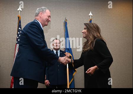 Terry McClain, comandante di 433rd Airlift Wing, e Bianca Rhodes, presidente e CEO di Knight Aerospace, si stringono le mani durante la cerimonia di induzione dei Comandanti onorari AW del 433rd a San Antonio, 9 luglio 2022. La cerimonia includeva ogni comandante onorario che riceveva un'insegna del comandante dell'aeronautica e che assumeva il comando onorario accettando la guida AW del 433rd. Foto Stock