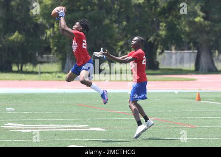 Un atleta delle scuole superiori effettua un'intercettazione durante il campo di football della USMC Sports Leadership Academy presso lo stadio Tad Gormley di New Orleans, Louisiana, 9 luglio 2022. Il campo ha fornito agli atleti la capacità di mettere alla prova le loro abilità contro altri che giocano le stesse posizioni. I Marines che assistono con il campo hanno testato le loro capacità di leadership e la loro resistenza spingendoli fisicamente e mentalmente. Foto Stock