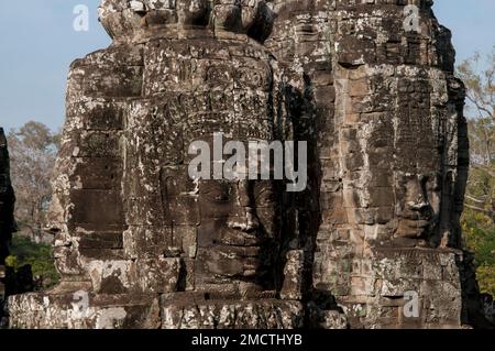 Torre con le facce, il tempio di Bayon, Angkor Complex, Siem Riep, Cambogia Foto Stock