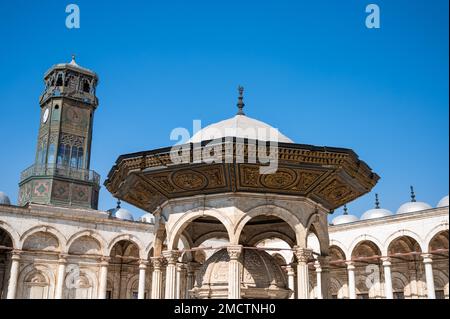 Cortile e torre, moschea di Salah al DIN presso la Cittadella del Cairo, che è un'antica parte fortificata della capitale dell'Egitto, costruita nel XIII secolo Foto Stock