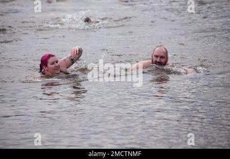 Nuotata di Capodanno a Rhu Marina, Scozia Foto Stock