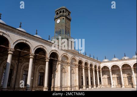 Cortile e torre, moschea di Salah al DIN presso la Cittadella del Cairo, che è un'antica parte fortificata della capitale dell'Egitto, costruita nel XIII secolo Foto Stock