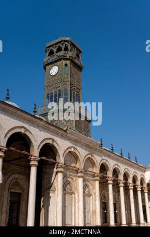 Cortile e torre, moschea di Salah al DIN presso la Cittadella del Cairo, che è un'antica parte fortificata della capitale dell'Egitto, costruita nel XIII secolo Foto Stock