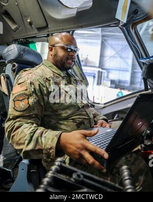 Staff il sergente Andrew Sanderson, specialista di idraulica di aeromobili con la 445th MXS, alimenta l'aeromobile per eseguire controlli idraulici nell'abitacolo di una C-17 Globemaster III il 9 luglio 2022, presso la Wright-Patterson AFB, Ohio. L'impianto idraulico dell'aeromobile convoglia i liquidi attraverso tubi e canali come fonte di controllo meccanico. Il 445th AMXS fa parte della 445th Airlift Wing della base aerea di Wright-Patterson, che ospita nove aerei C-17 Globemaster II e quasi 2.000 Reserve Citizen Airmen.(U.S. Foto dell'aeronautica/staff Sgt. Ethan Spickler) Foto Stock