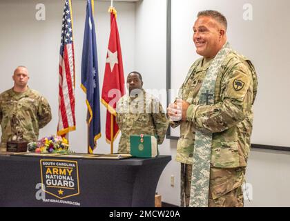 La Guardia Nazionale del South Carolina ha tenuto una cerimonia di cambio della stola presso l'auditorium Adjutant General Complex, Columbia, South Carolina, il 9 luglio 2022. STATI UNITI Cappellano dell'esercito (col.) Norris Darden, Jr., cappellano della Guardia Nazionale del South Carolina, ha passato la stola al cappellano entrante, Stati Uniti Army Chaplain (col.) James Davidson, South Carolina National Guard. Il trasferimento della stola è simile al passaggio di un guido di un'unità durante una cerimonia di cambio di comando. Il cambiamento della stola dimostra la responsabilità della guida spirituale e della cura pastorale che passa da una sola Foto Stock