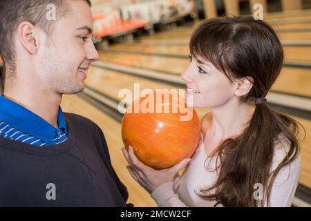 Bella giovane dating e bowling Foto Stock