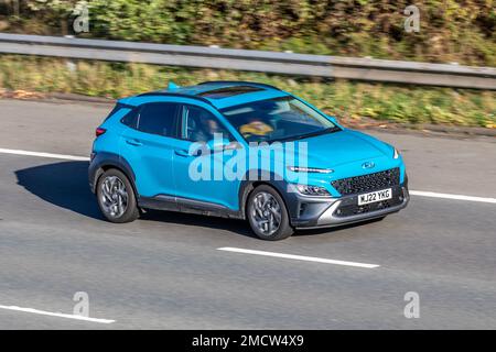 2022 Blue HYUNDAI KONA ULTIMATE GDI HEV S-A 1580cc Hybrid Electric; viaggiando sull'autostrada M61, Regno Unito Foto Stock