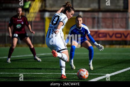 Pomigliano, Italia. 22nd Jan, 2023. Cristiana Ghirelli (10) Juventus Donne durante il Campionato Italiano di Calcio League Una partita femminile 2022/2023 tra Pomigliano Femminile vs Juventus Donne allo stadio Ugo Gobbato di Pomigliano D'Arco (NA), Italia, il 21 gennaio 2023 Credit: Independent Photo Agency/Alamy Live News Foto Stock