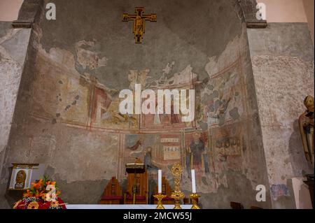 Risalente al 14th° secolo, la Chiesa è composta da un'unica navata rettangolare e da un'abside semicircolare, quest'ultima affrescata con episodi del Th Foto Stock