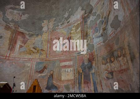 Risalente al 14th° secolo, la Chiesa è composta da un'unica navata rettangolare e da un'abside semicircolare, quest'ultima affrescata con episodi del Th Foto Stock
