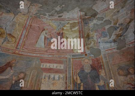 Risalente al 14th° secolo, la Chiesa è composta da un'unica navata rettangolare e da un'abside semicircolare, quest'ultima affrescata con episodi del Th Foto Stock