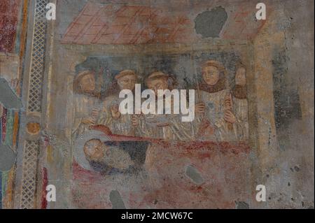 Risalente al 14th° secolo, la Chiesa è composta da un'unica navata rettangolare e da un'abside semicircolare, quest'ultima affrescata con episodi del Th Foto Stock
