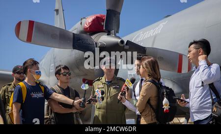 KANEOHE BAY (10 luglio 2022) Royal Canadian Air Force Major Andy Holden, comandante, Demoni di 407 Squadron, partecipa a un'intervista di fronte a un CP-140 alla Marine Corps Air Station Kaneohe Bay, Hawaii, durante Rim of the Pacific (RIMPAC) 2022. Ventisei nazioni, 38 navi, quattro sottomarini, più di 170 aerei e 25.000 personale partecipano al RIMPAC dal giugno 29 al 4 agosto nelle isole hawaiane e nella California meridionale. Il più grande esercizio marittimo internazionale del mondo, RIMPAC offre un'opportunità di formazione unica, promuovendo e sostenendo la relazione cooperativa Foto Stock