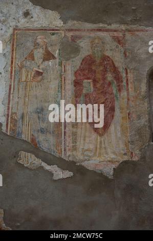 Risalente al 14th° secolo, la Chiesa è composta da un'unica navata rettangolare e da un'abside semicircolare, quest'ultima affrescata con episodi del Th Foto Stock