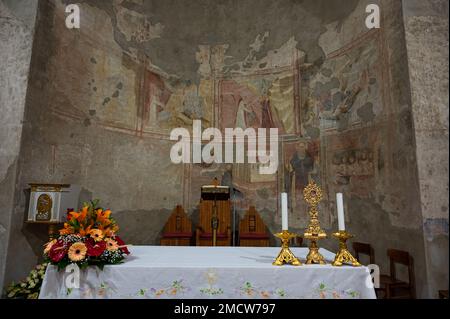 Risalente al 14th° secolo, la Chiesa è composta da un'unica navata rettangolare e da un'abside semicircolare, quest'ultima affrescata con episodi del Th Foto Stock