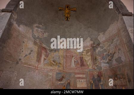 Risalente al 14th° secolo, la Chiesa è composta da un'unica navata rettangolare e da un'abside semicircolare, quest'ultima affrescata con episodi del Th Foto Stock